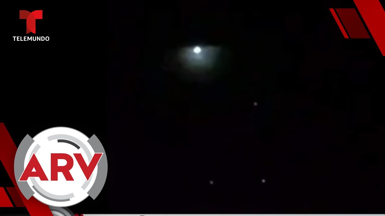 Cuadrillas de luminosos objetos voladores surcan el cielo causando pánico | Al Rojo Vivo | Telemundo