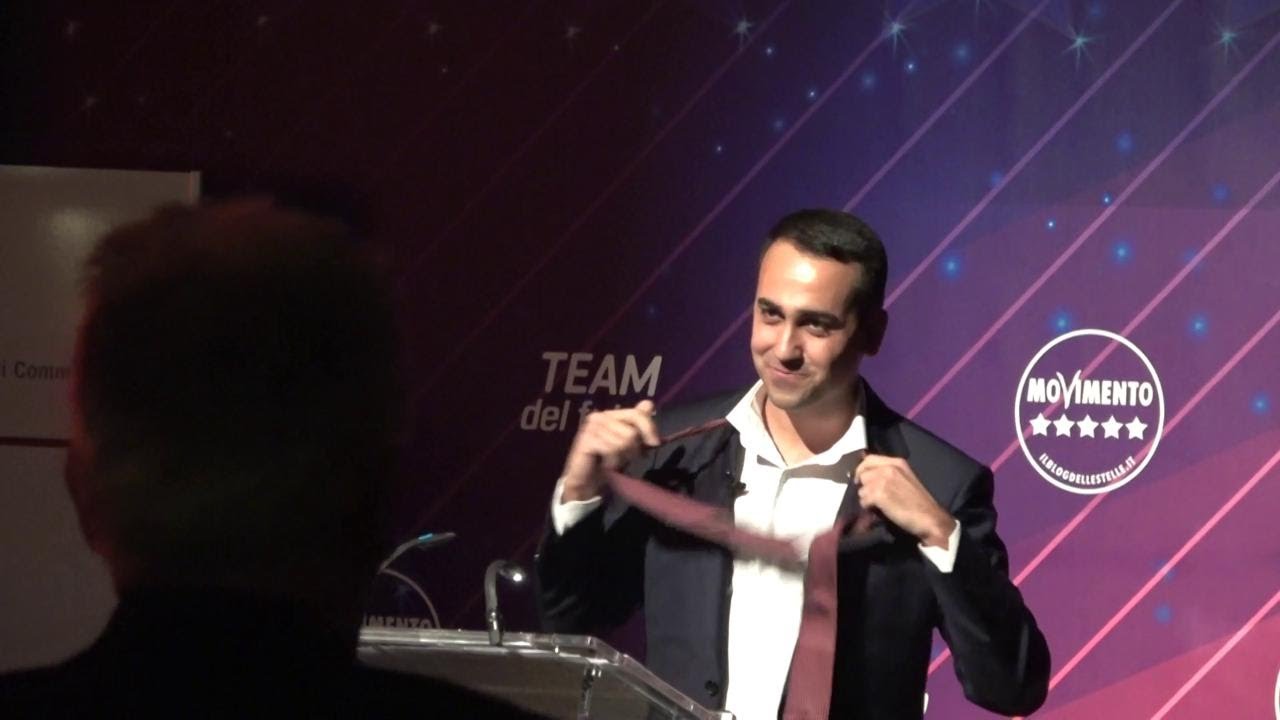 Dimissioni, Di Maio si toglie la cravatta: 
