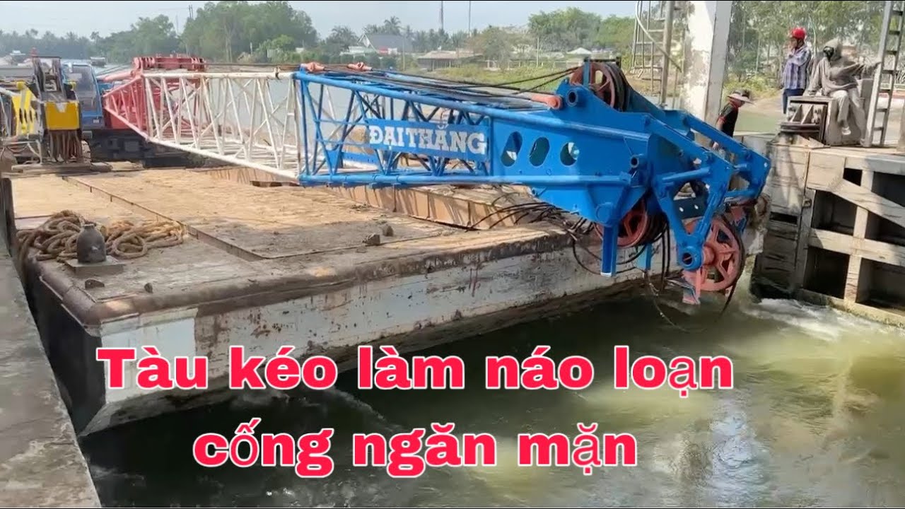 Tàu kéo va chạm liên hoàn tại cống ngăn mặn.nguy hiểm vô cùng