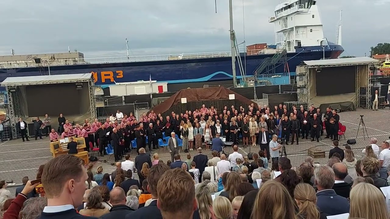 Lichtstad met uw paar'len poorten,  slotlied van de samenzang op de haven van Urk