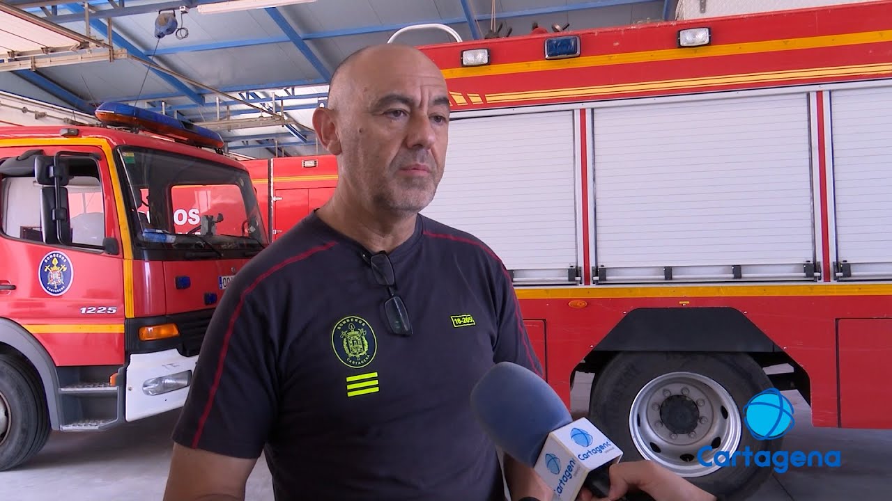 Bomberos de Cartagena participan en un simulacro de incendio en un coche eléctrico