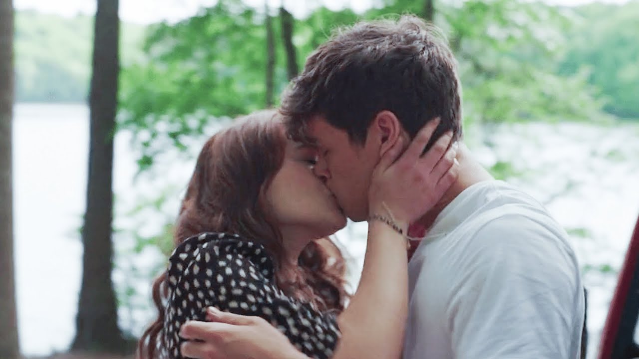 The In Between / Kiss Scene &mdash; Skylar and Tessa (Joey King and Kyle Allen)