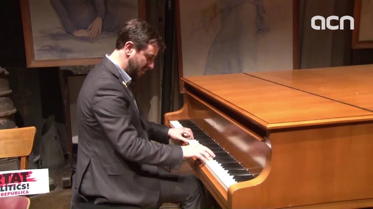 Toni Comín interpreta 'Laura' de Lluís Llach a Brussel·les