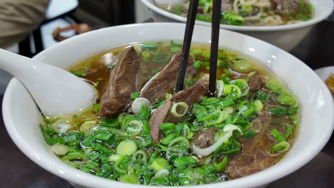 排到絕望？！人氣爆棚的蔡家牛肉麵｜Taiwanes Street Food Beef Noodles #asiafood #中和美食 #小吃 #chinesefood #牛肉麵