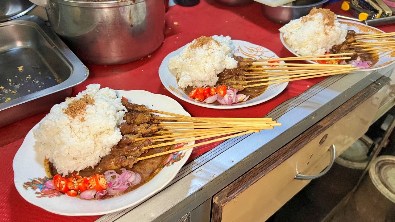NYLEMPIT DALAM GANG TAPI PELANGGAN RELA DATANG | Sate Klopo Mak Tumi