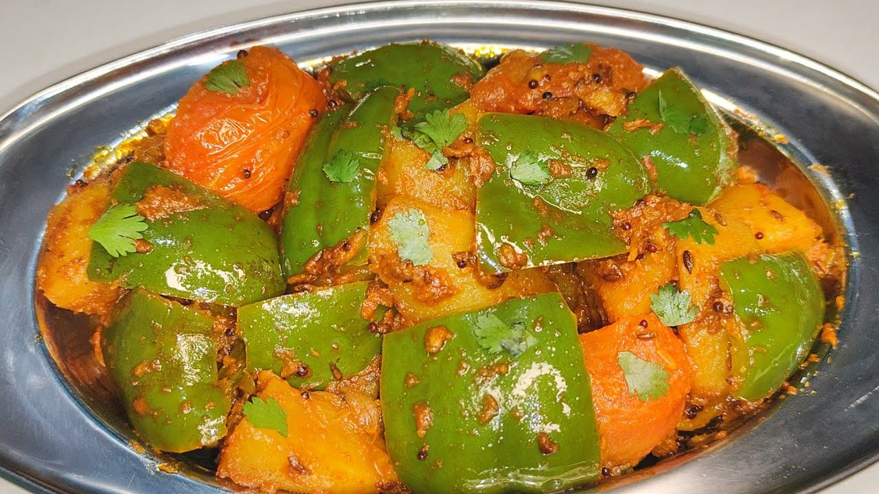 चटपटी आलू शिमला मिर्च की सूखी सब्जी | Shimla Mirch aur Aloo Ki Recipe in Hindi