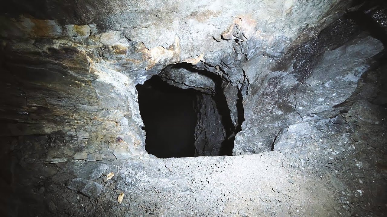 Скрытая лестница, ведущая глубоко под землю