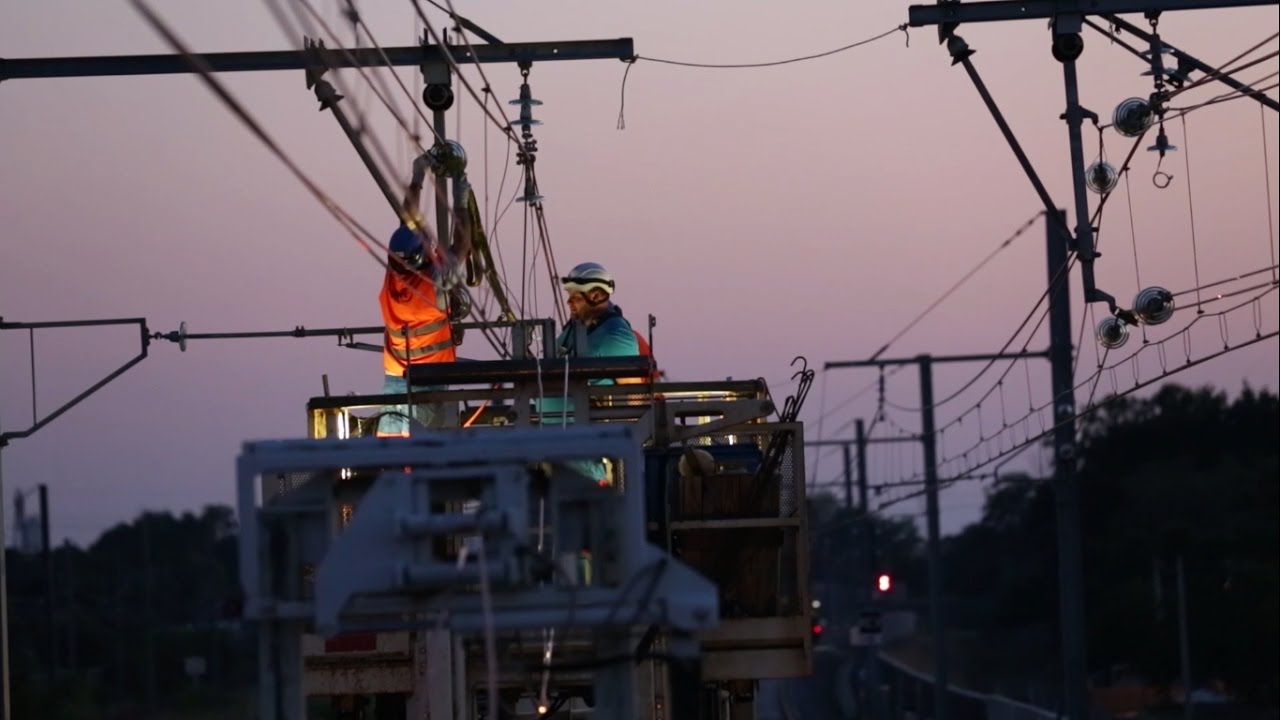 Installation, renewal and maintenance of overhead catenary systems