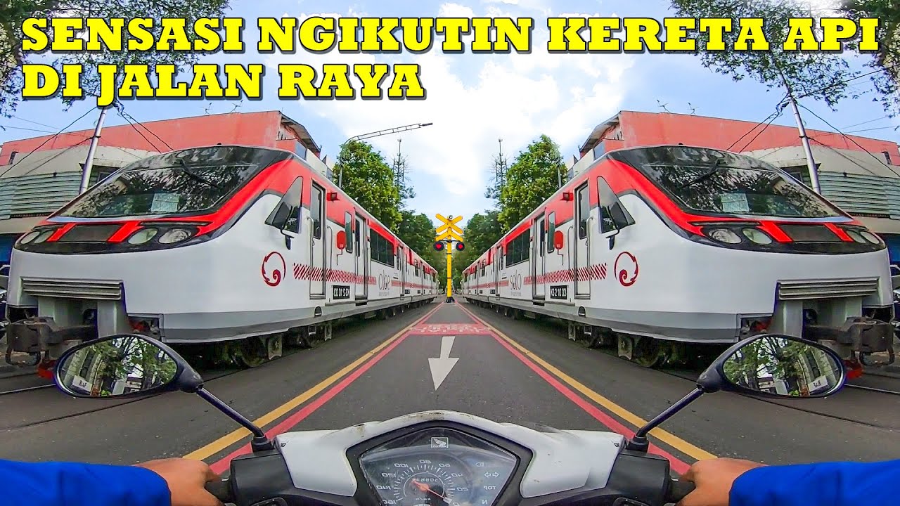 AMAZING !! Motoride Dijalan Raya Bersama KA Batara Kresna Sebelum Keperlintasan Kereta Api Di Solo