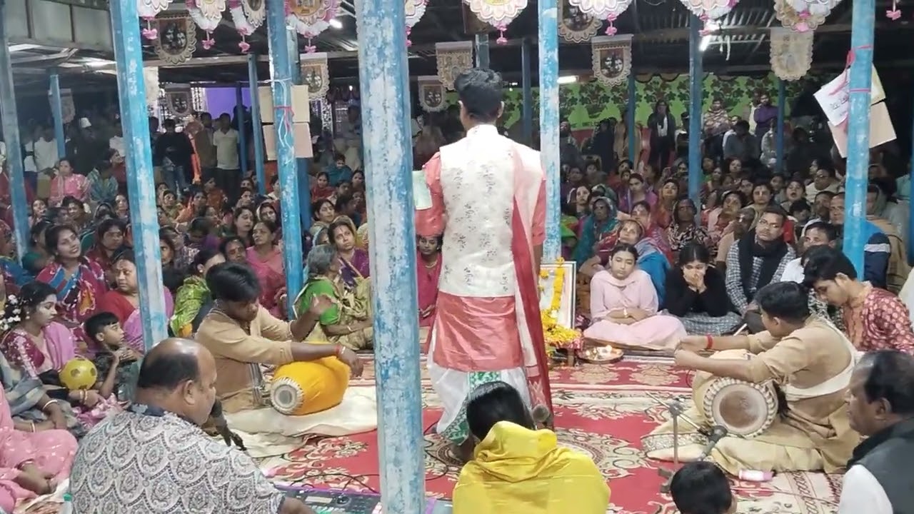 কলতা গোলক চাঁদ সেবাশ্রমে অষ্টকালীন লীলা কীর্তন পরিবেশনায় ধর্মদাস।