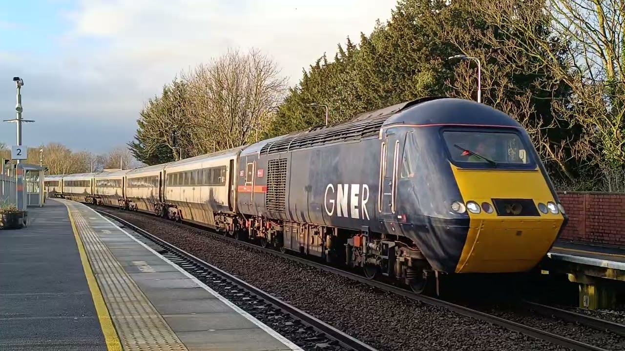 5M25 43060+43025 Passing Gainsborough Lea Road - 20/02/2026 - HST 50th Special - Make Me HST!!!!!