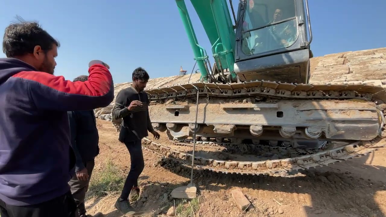 Kobelco excavator ke chain fit kiya humne xcmg machine ke madad say #viralvideo #vlog #shorts 