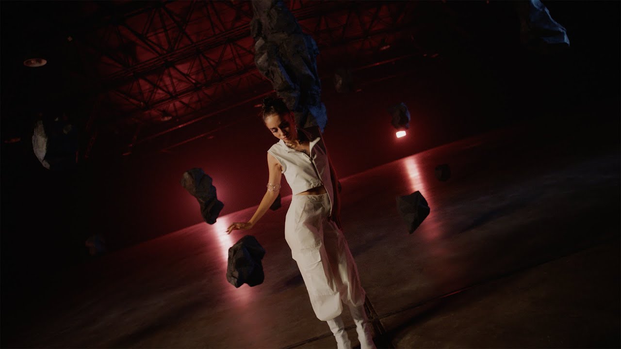 Maria Becerra - A SOLAS (Official Video)