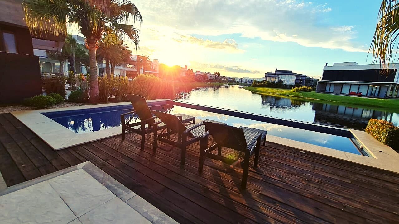CASA DECORADA DE ALTO LUXO COM VISTA CINEMATOGRÁFICA PARA O LAGO | ENSEADA XANGRI-LÁ RS