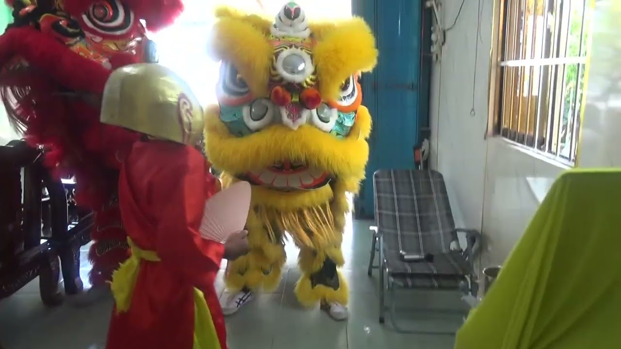 Múa lân ngày mùn 2 tết năm Bính ngọ