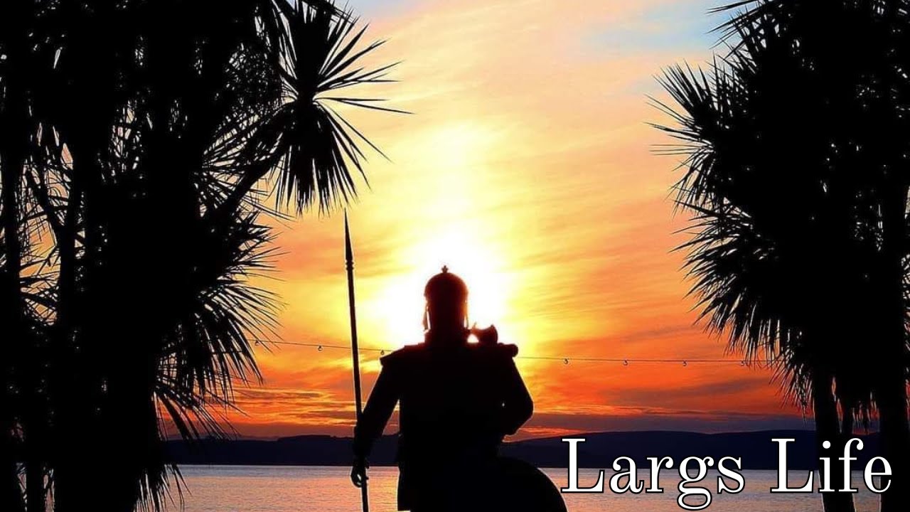 We walk along Largs Promenade, check out the New Italian Takeaway, amusements & buy a jelly cat
