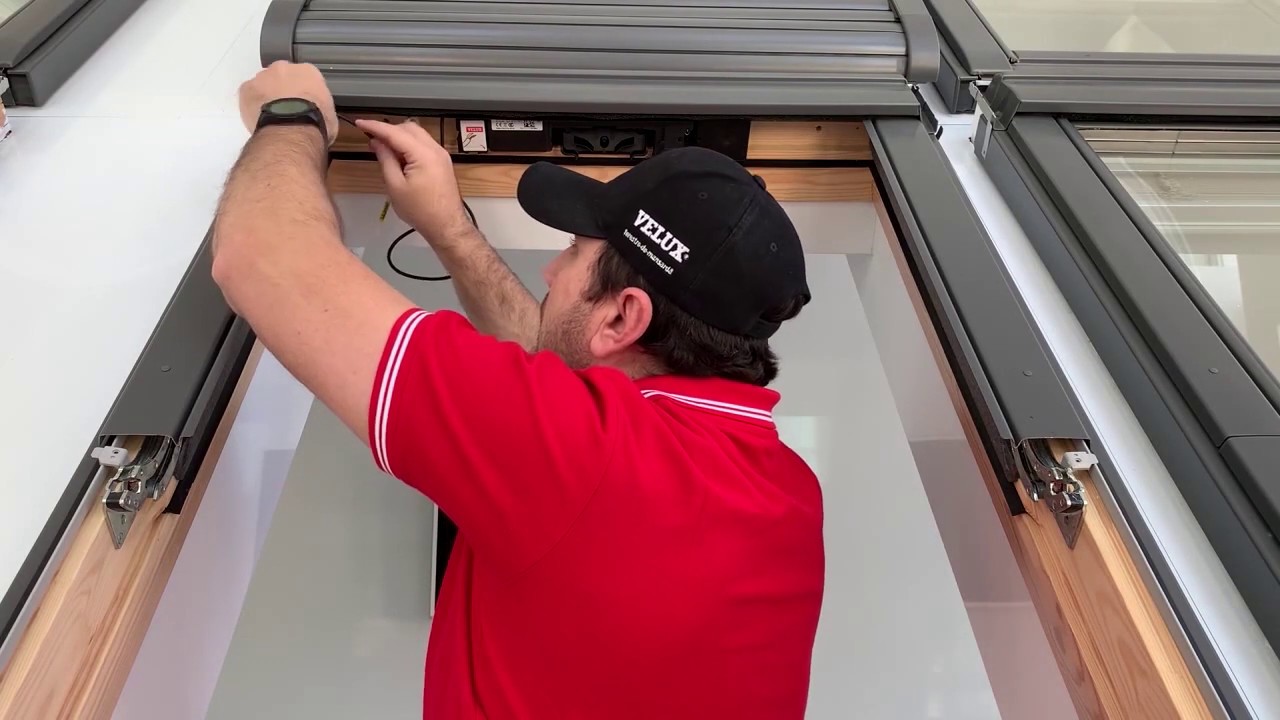 Cum montezi motorul electric KMG 100K și sistemul de acționare electrică KUX 110 la ferestrele VELUX