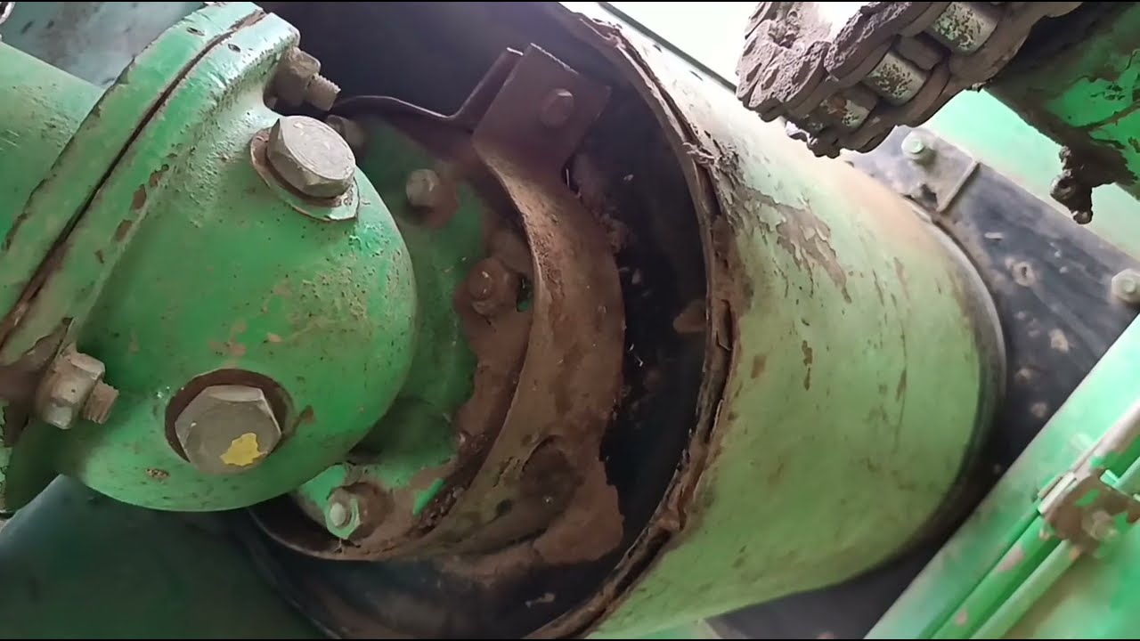 Устранение потерь из под углового редуктора загузного шнека комбайна Дон-1500.