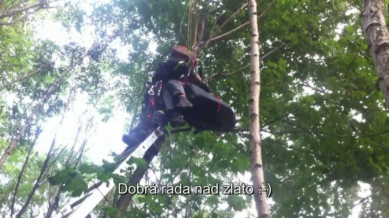 KOZAKOV - ZÁCHRANA PARAGLIDISTKY - (Rescue nice girl paraglider from the tree.).mp4