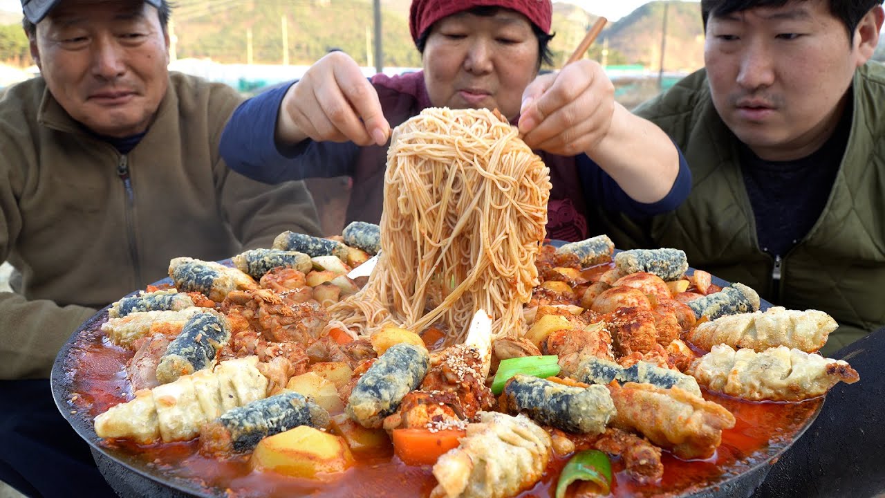 Тушеный острый цыпленок с жареной пищей, лапша - шоу еды Mukbang.