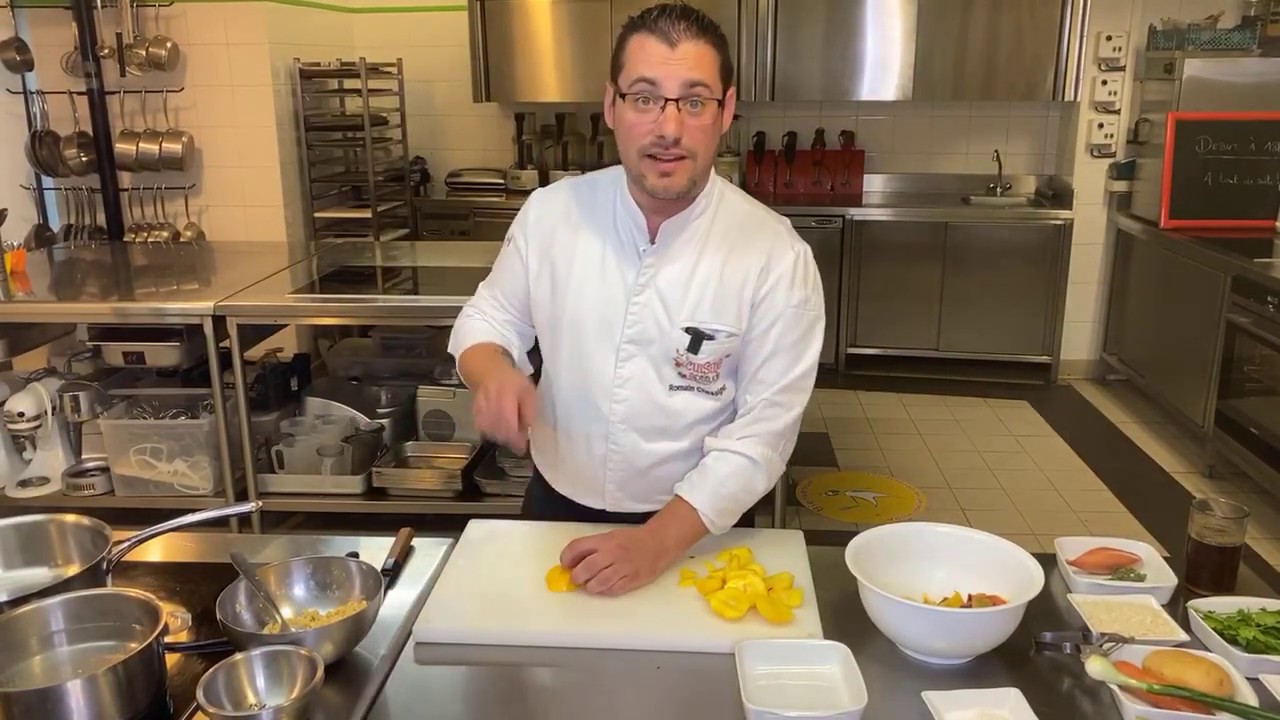 Oeufs mollets en chapelure d'herbes, printanière de légumes et son jus de veau réduit.