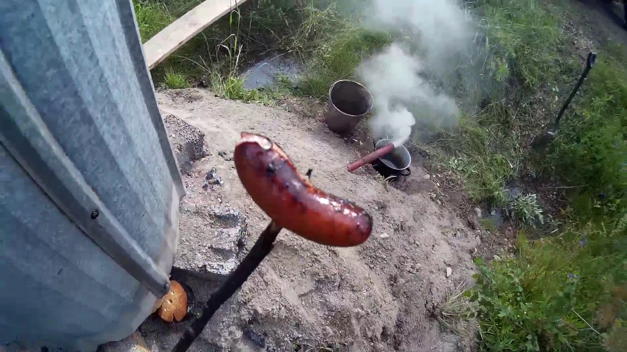 makkaraa tervalla höystettynä (tervanpolttoa rautapöntössä)