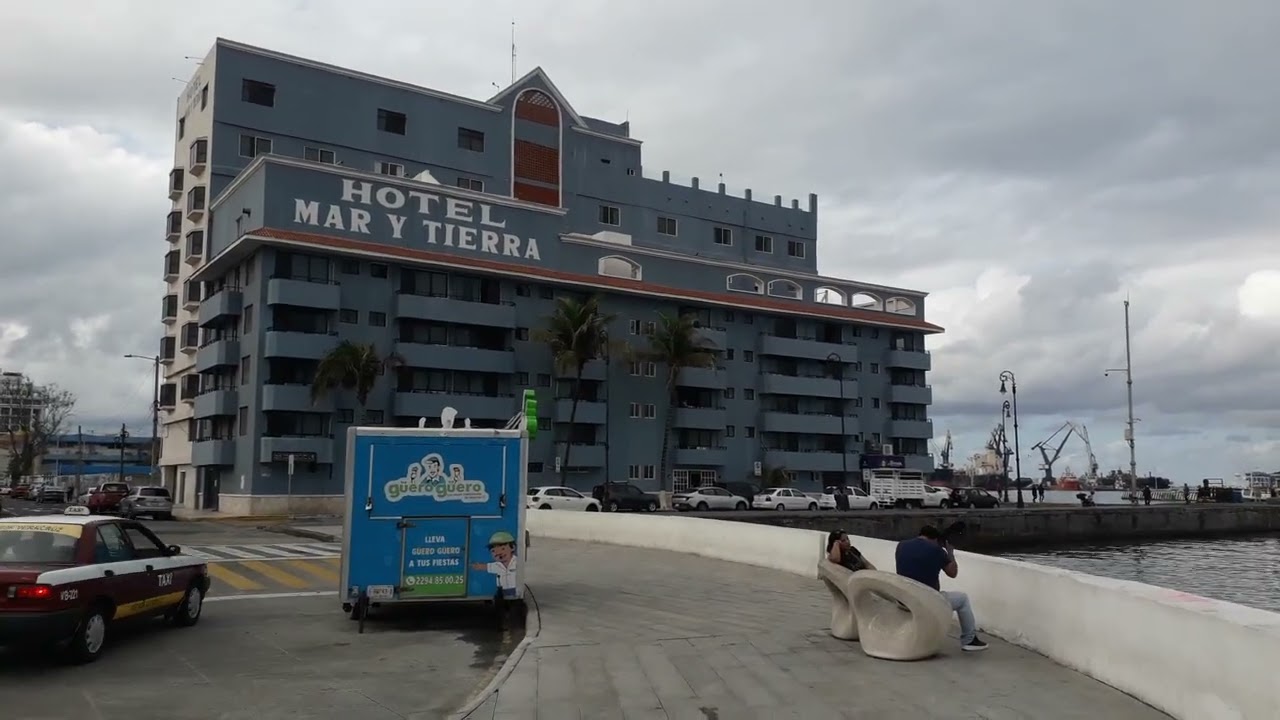 Leo Martz ... Plaza del Migrante del Puerto de Veracruz .......
