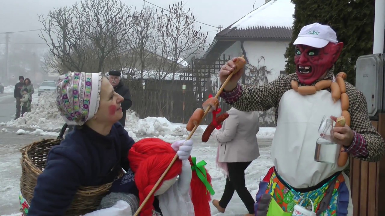 Fašiangový sprievod v obci Uhrovec 2017