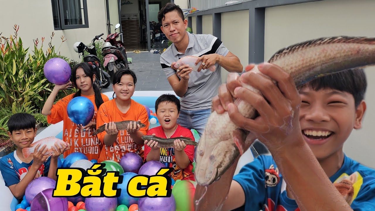 Cậu út thả cá vào hồ bơi cho cả team cùng bắt