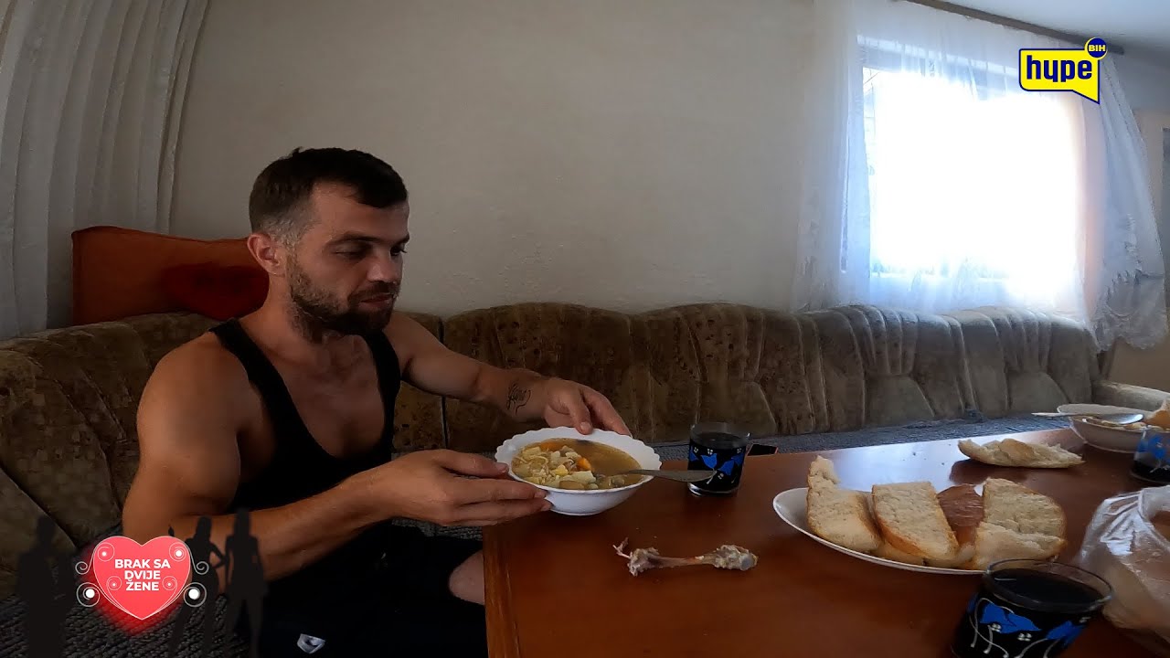 Elmedin jede kao zivotinja dok ga Fatima gleda kao Boga! On hvali Janu hoce da je zeni!