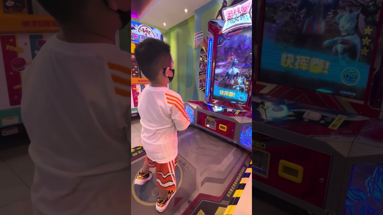 小太陽玩奧特曼
