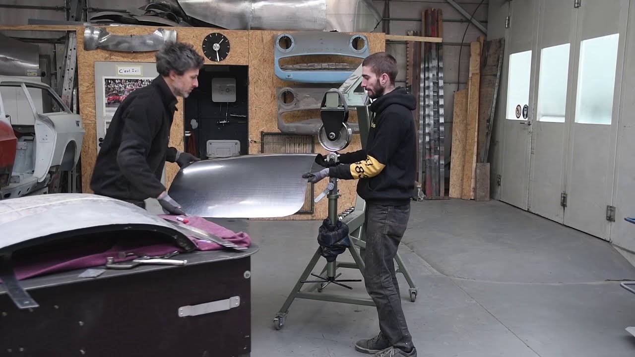 Jaguar XK120: Making of a Boot Lid Skin. Fabrication d'un panneau de coffre.
