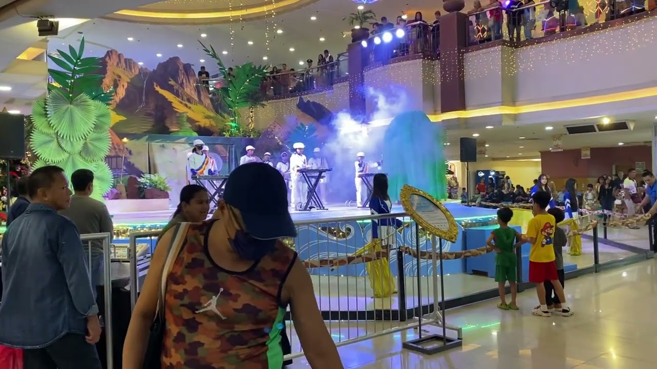 MAY DRUM & LYRE SA LOOB NG MALL