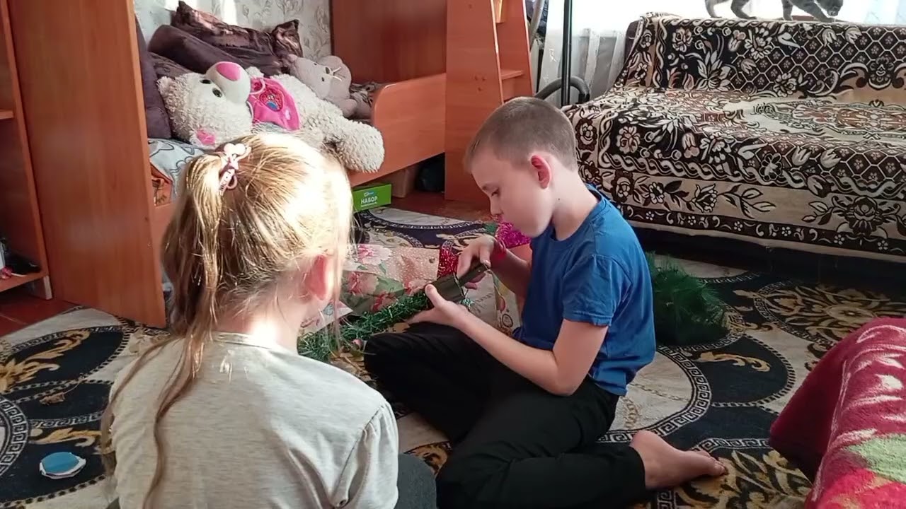Дети собирают ёлочку Испекла бисквит.