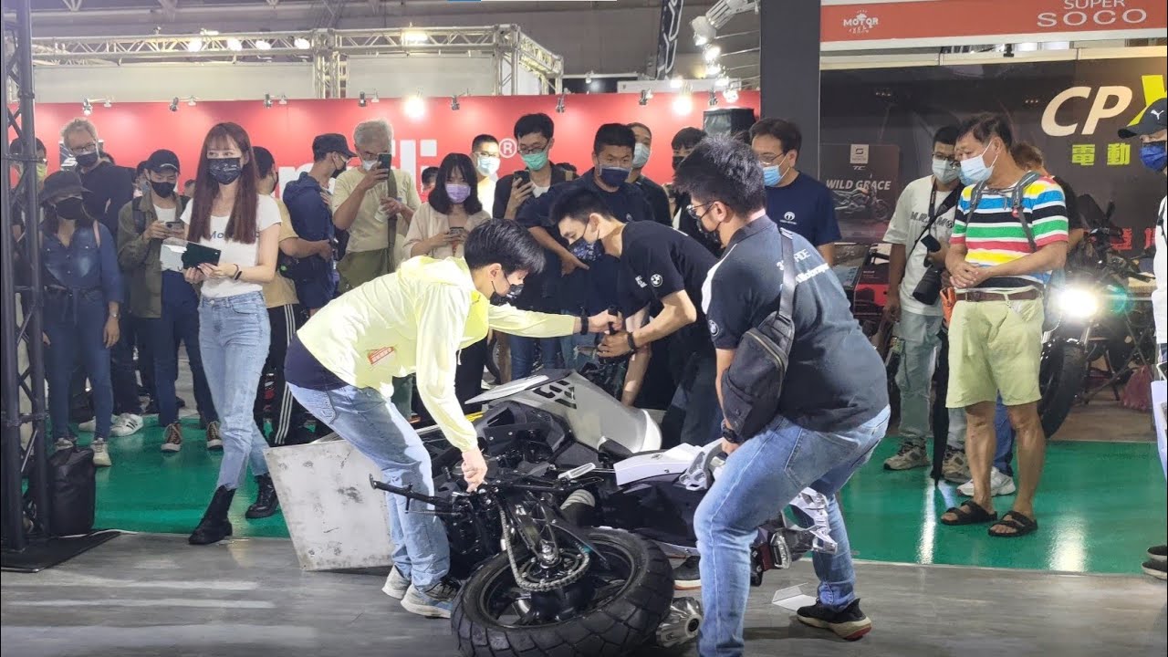 2022 重機展 首發 4K BMW 展區 最速 show girl 賀成交 僅開展3小時 3人合力扶起 G310GS 倒車扶起