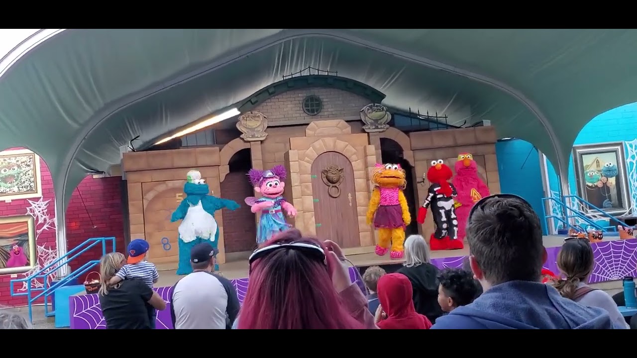 who said boo at sesame place Halloween show 2022