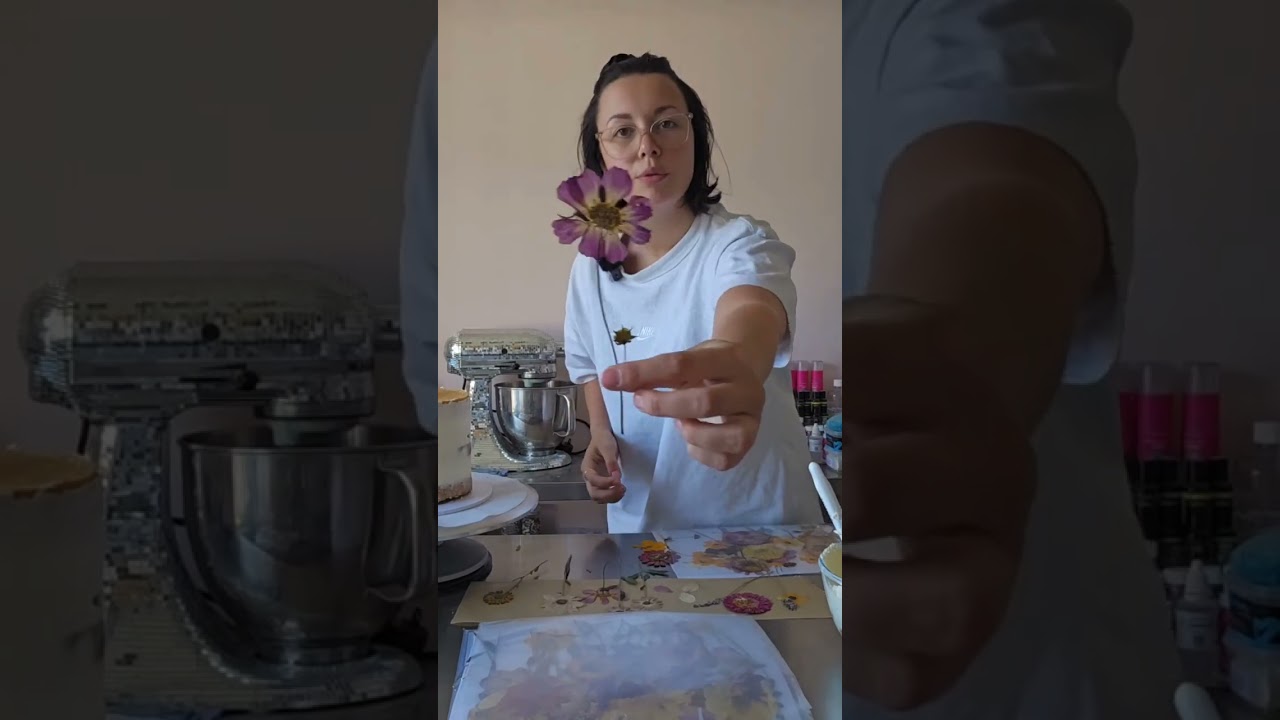 pretty as a dried flower 🌼 for this pretty little cake