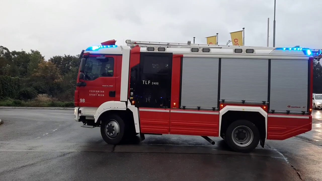 ALARMSTUFE 2 GROßBRAND IN WIEN FEUERWEHR IST MIT MEHRERE FAHRZEUGE IM EINSATZ