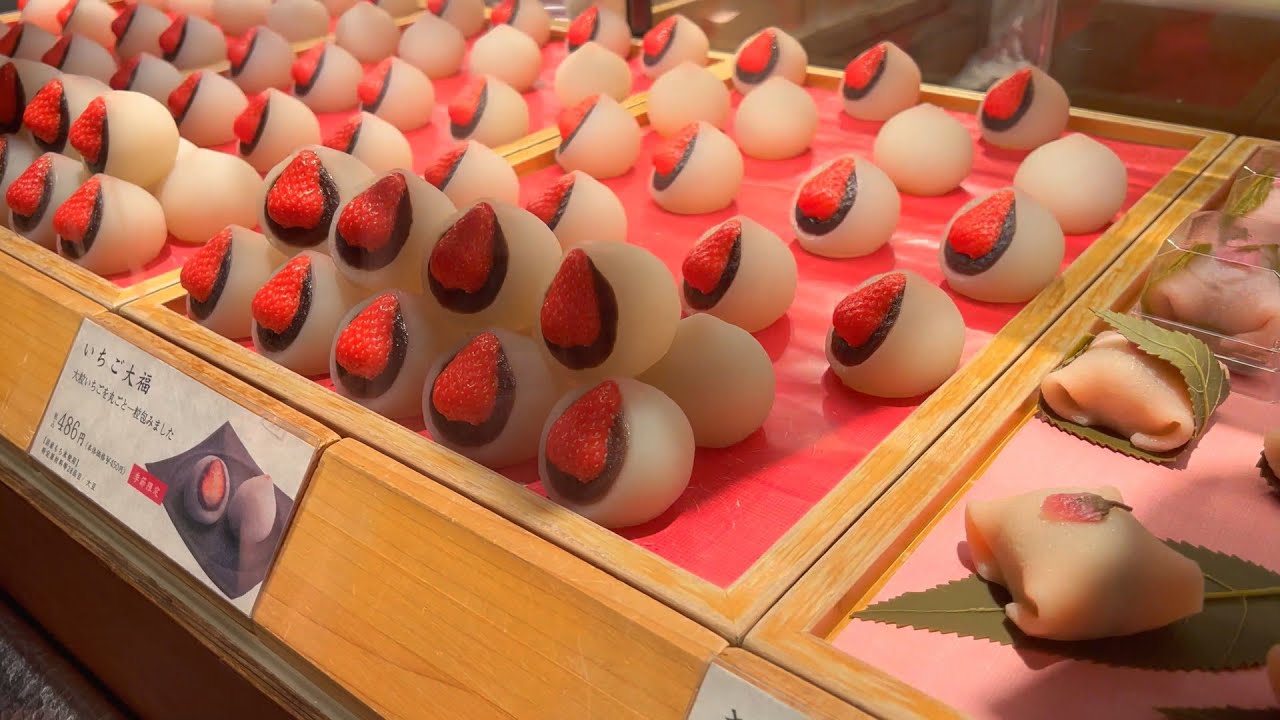 Ем ЛУЧШИЙ клубничный дайфуку в Гиндзе! 🍓🇯🇵