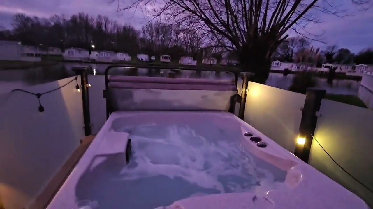 Hoburne Cotswold - Mallard Lake - Hot Tub & Lake Views. #cotswold #mallardlake #ukwinter