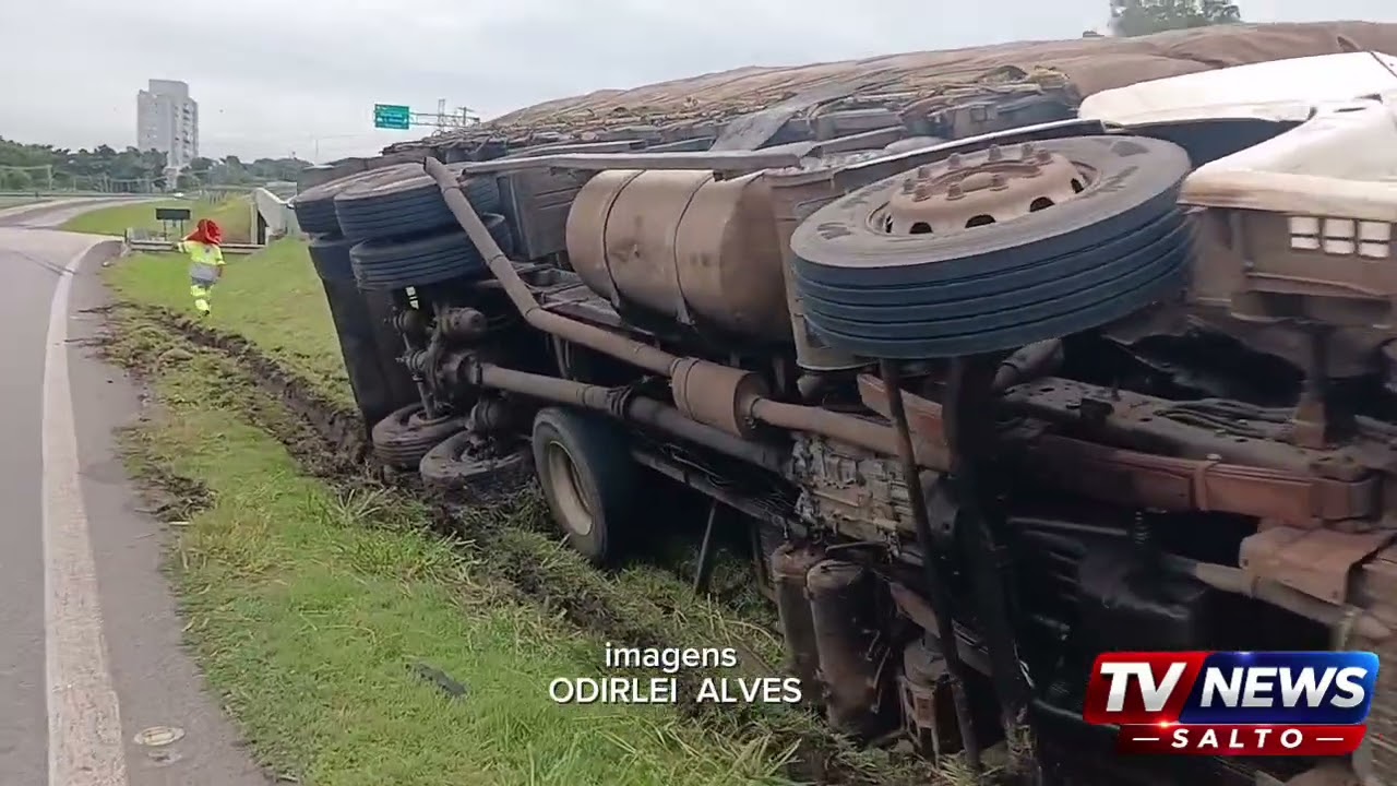 ACIDENTE | Caminhão tomba no canteiro central da SP-300 em Itu.