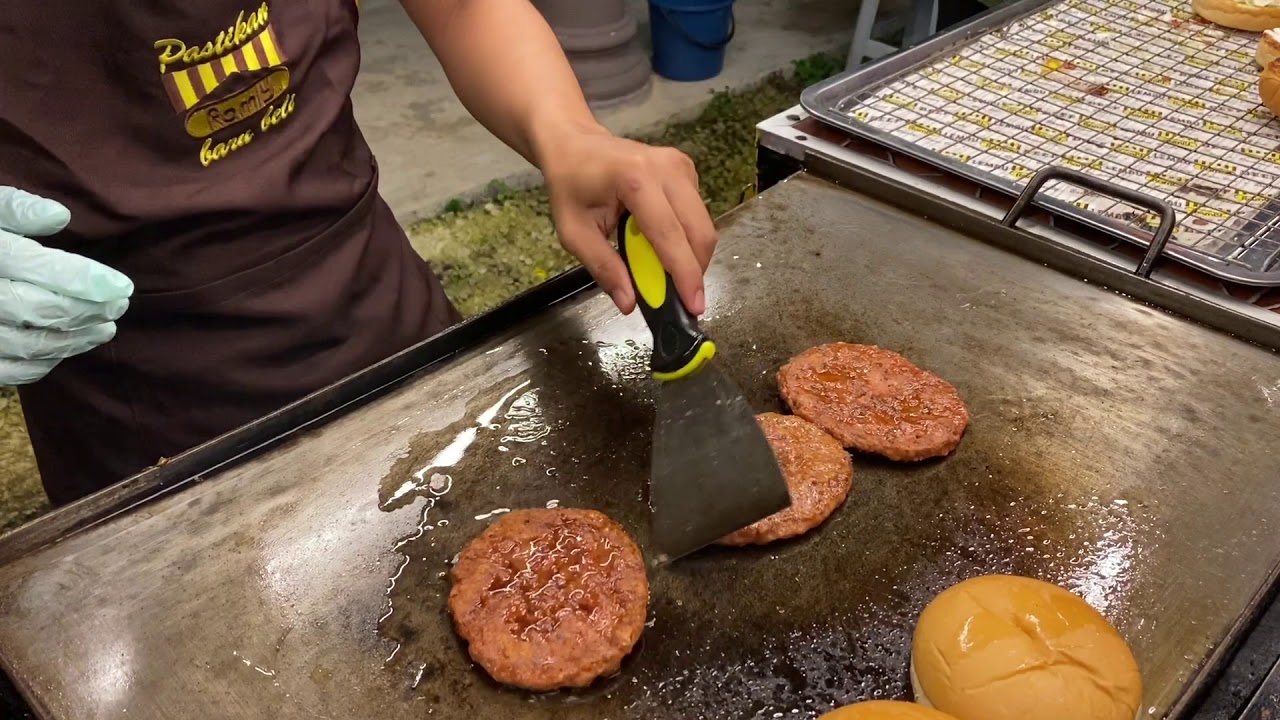 *STREET FOOD* Burger Malaysia Daging Special Yg Disaluti Sos Black Pepper Juadah Makan Malam ni