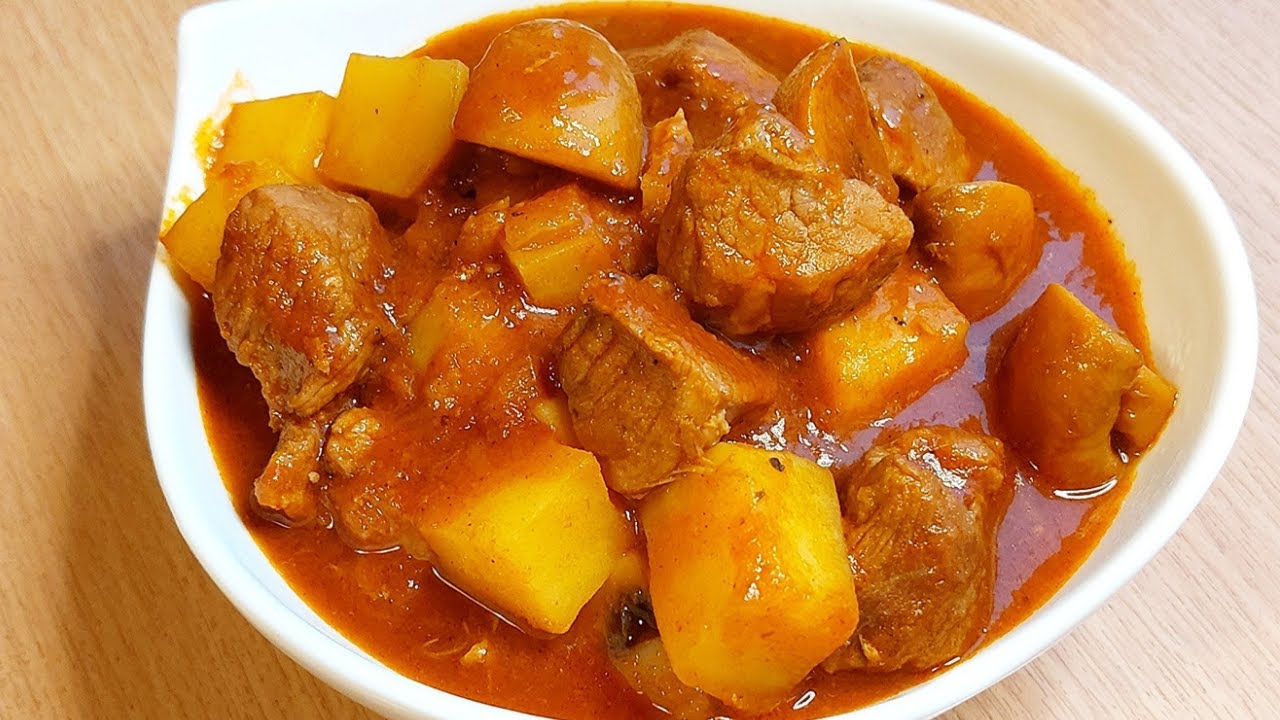 Gulasz wieprzowy z pieczarkami i ziemniakami.