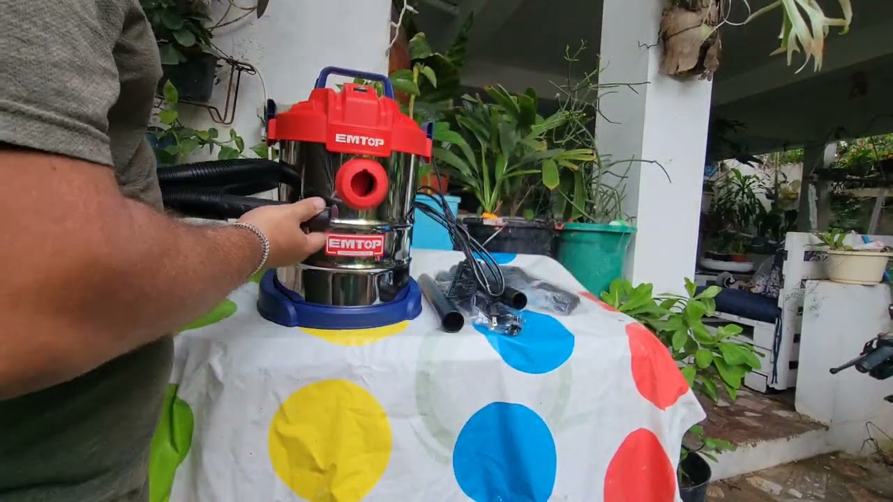 Aspiradora húmedo y seco de 800 watts  y 12 litros marca emtop