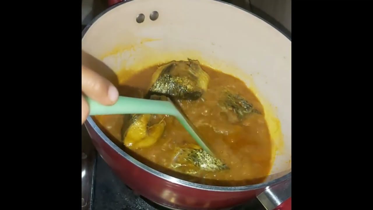 (মাছের মাথা দিয়ে আলু মোটর শুতি আর ফুলকপির এক মজাদার রেসিপি) 