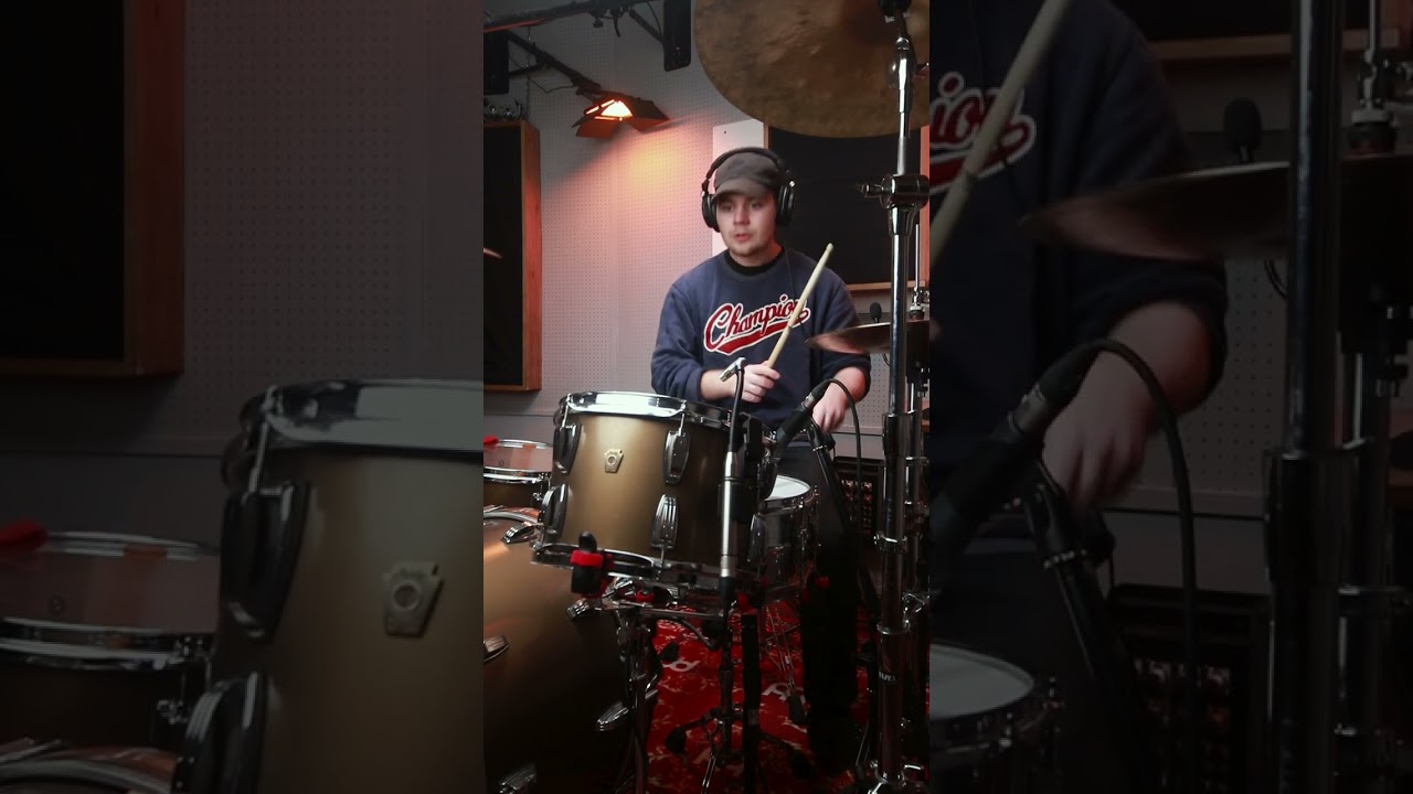 Do you know how to leave a like and comment? 👀 #drum #producer #studio