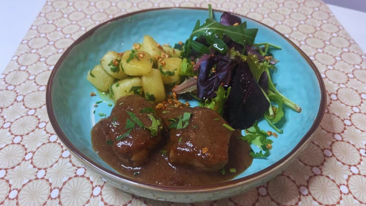 FILÉ MIGNON SUÍNO COM MOLHO DE VINHO E BATATA SAUTÉ AO ALHO | Tia Bizi Por Ai