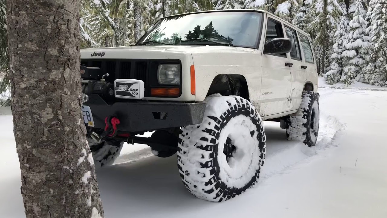 Olallie lake snow wheeling Jeep Cherokee and Tacoma