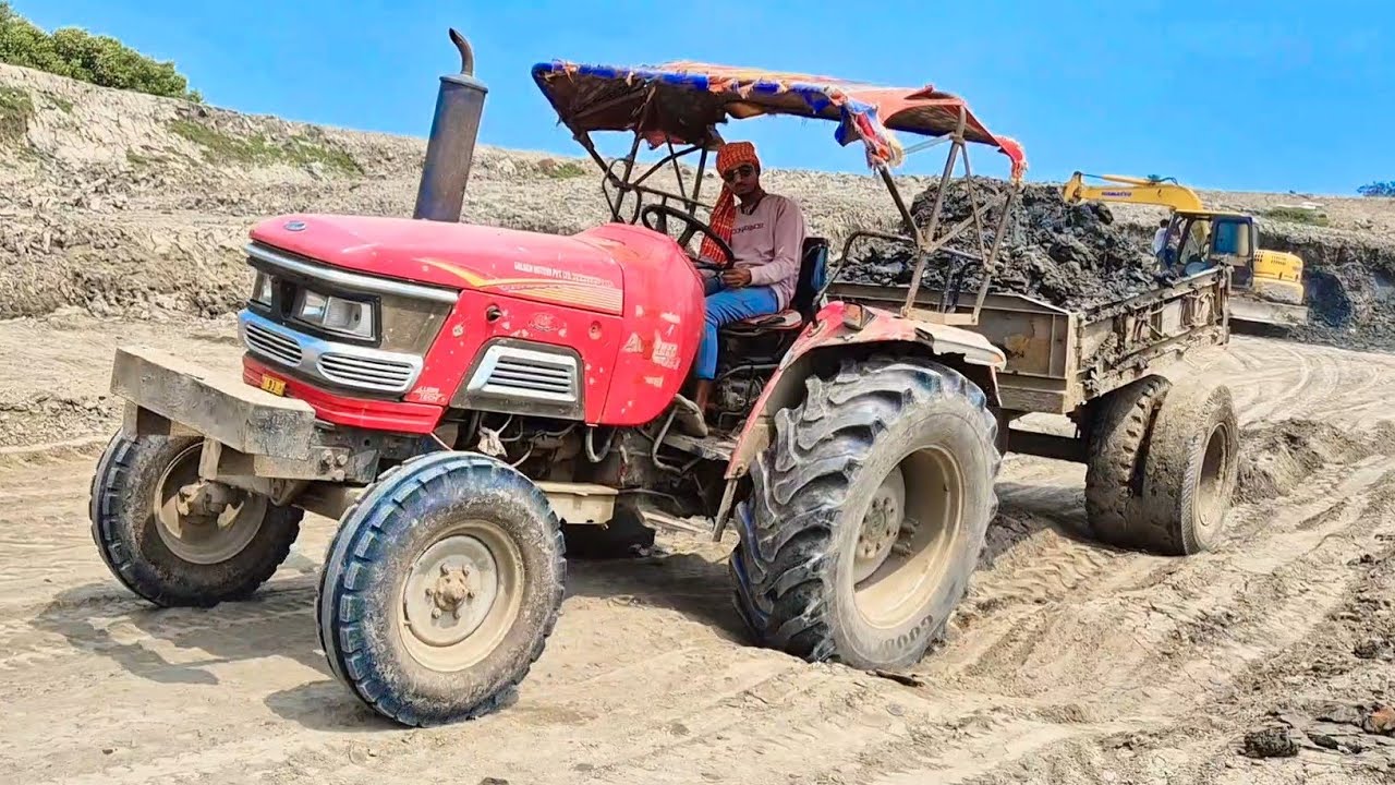 Tractor Stuck JCB Komatsu PC71 Machine loading mud in Mahindra Arjun and Indofarm 3055Di Tractor 