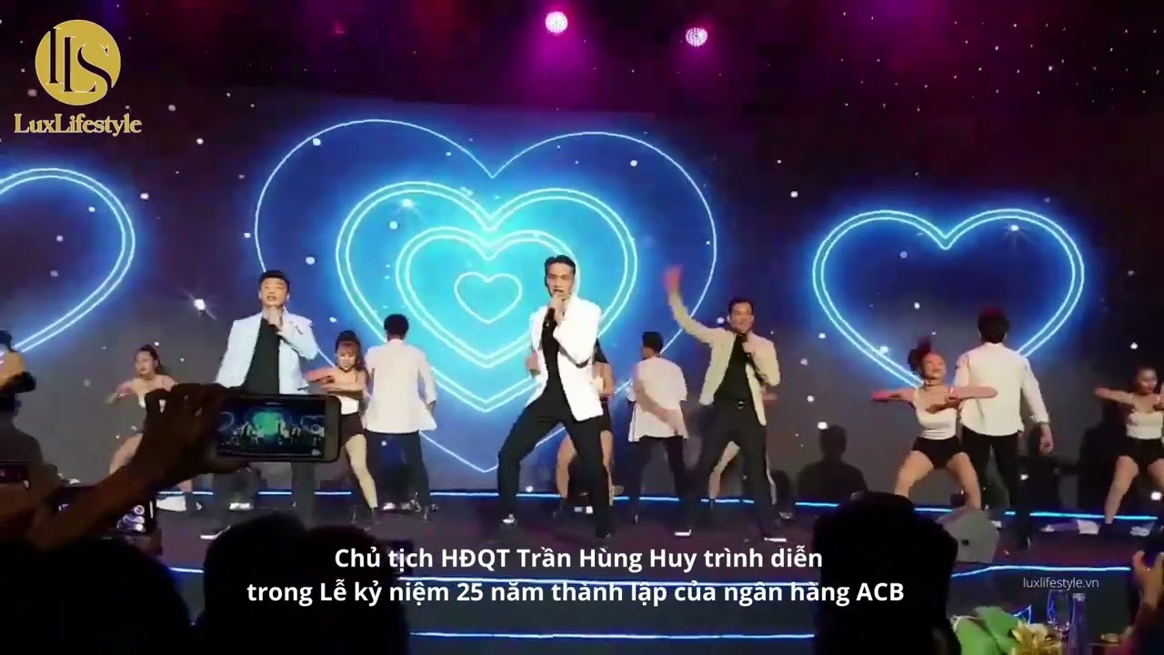 CT HĐQT Trần Hùng Huy hát và nhảy chuyên nghiệp trong Lễ kỷ niệm 25 năm thành lập Ngân hàng ACB